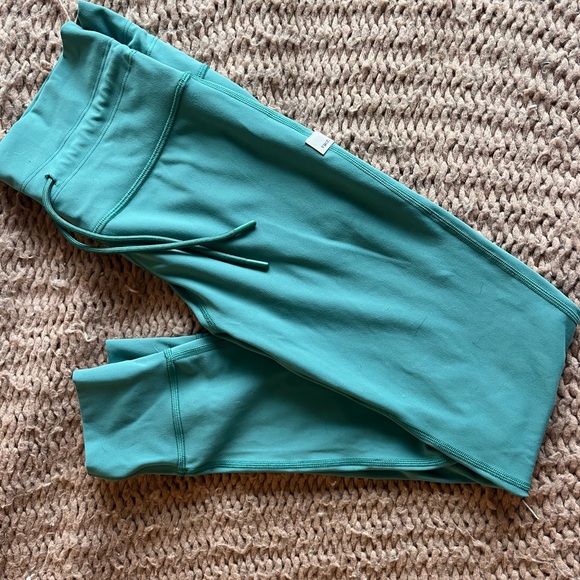 Vuori Green Daily Leggings - Picture 1 of 4